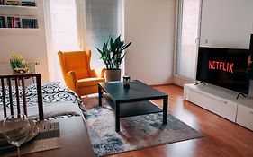 Apartman U Metra, 4 Hoste, Parking Free, Blizko O2 Arena
